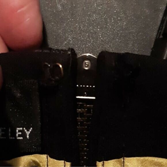 Amanda Wakeley Mid-Rise Pleated
Aline Skirt - Picture 9 of 10